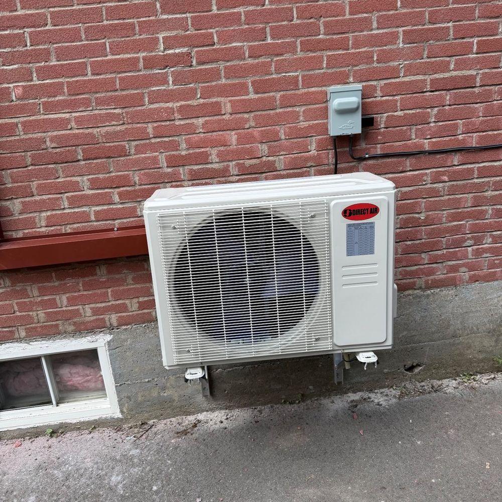 Immeuble de brique — Granby — Thermopompe murale Direct Air climat froid